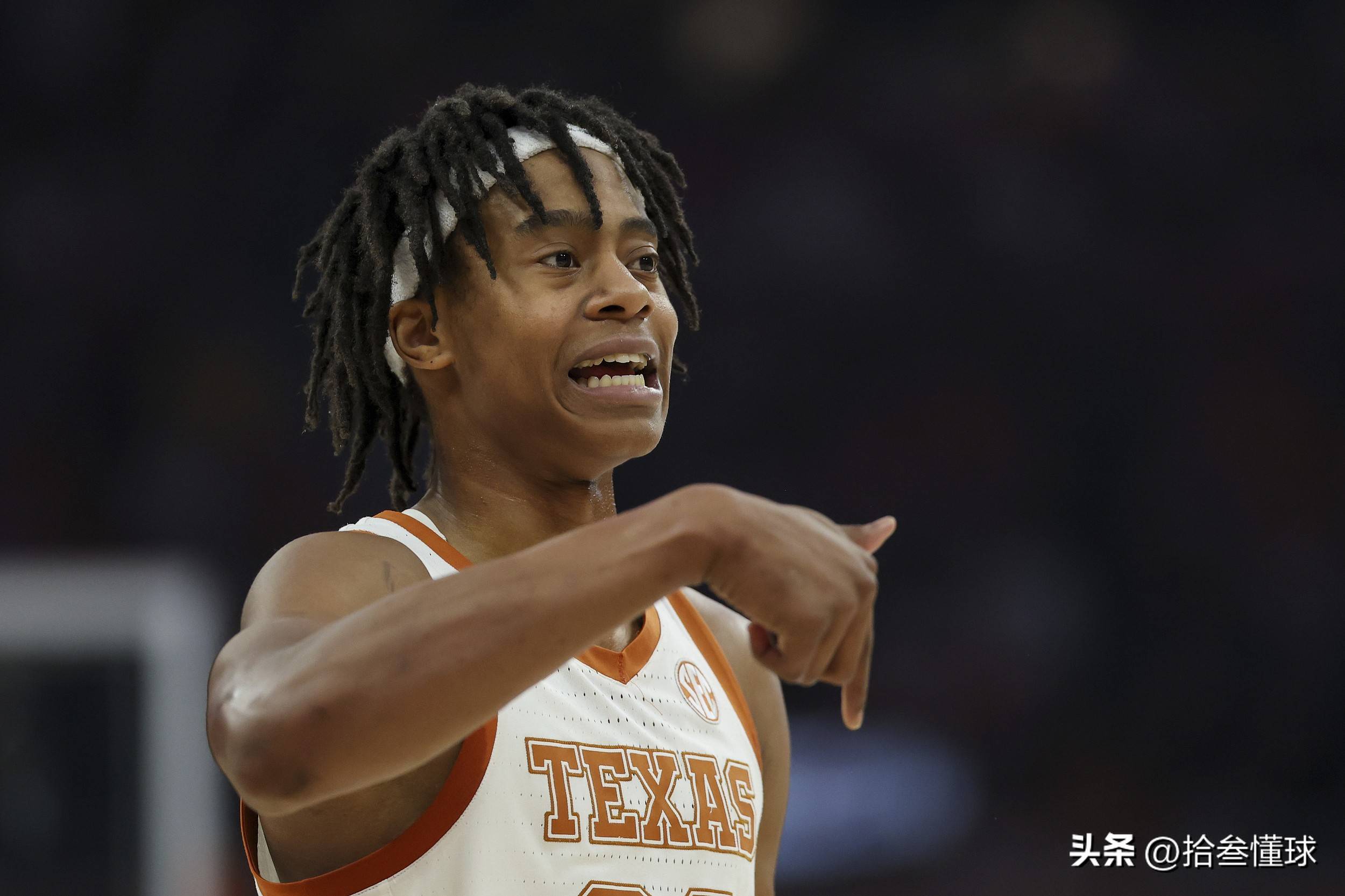 包含约翰逊新秀冲击总冠军：重返球场傲视群雄的词条