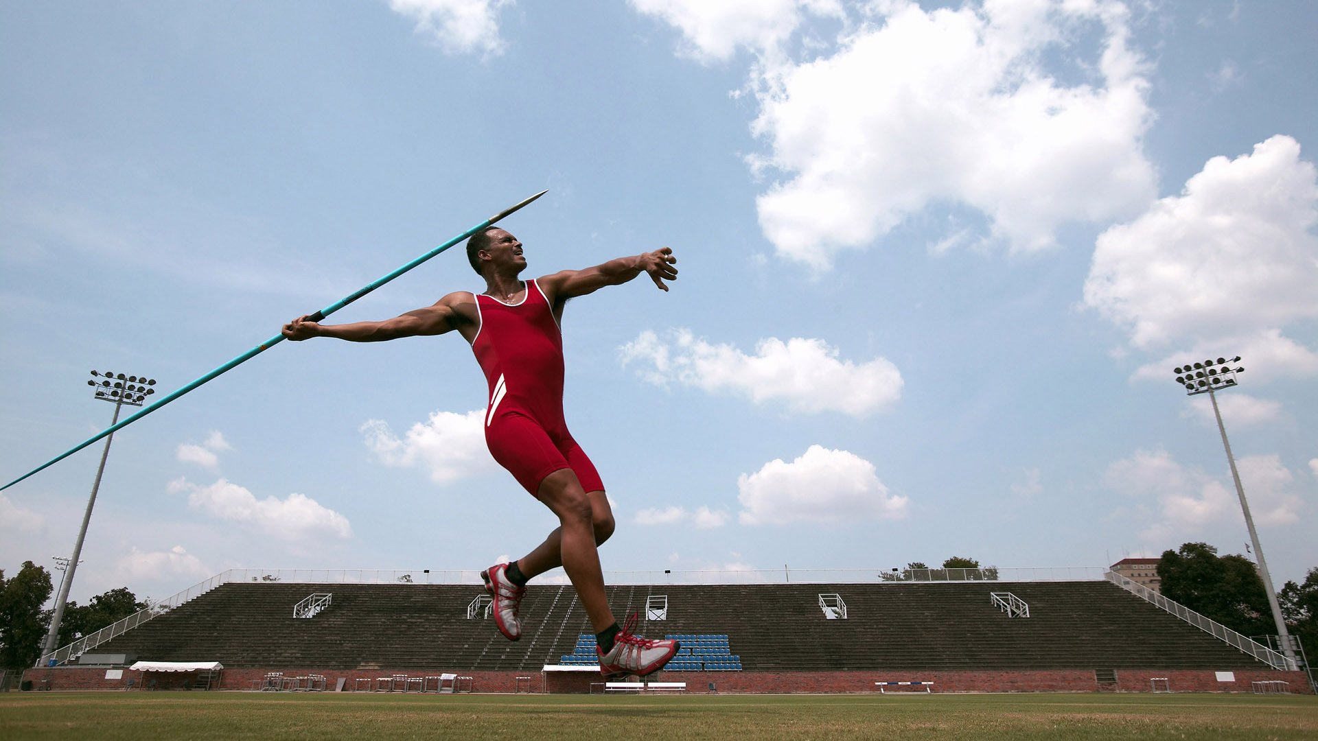 赛道之外，美国压哨击败挪威，F1年度争冠的另类焦点战